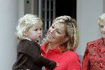 Den Haag 27 september 2005
Prinses Maxima en Amalia bestellen de eerste kinderpostzegels op paleis noordeinde.
Peter Smulders bv