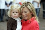 Den Haag 27 september 2005
Prinses Maxima en Amalia bestellen de eerste kinderpostzegels op paleis noordeinde.
Peter Smulders bv