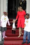 Den Haag 27 september 2005
Prinses Maxima en Amalia bestellen de eerste kinderpostzegels op paleis noordeinde.
Peter Smulders bv