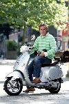 Amsterdam 21 september 2005
Edwin Smulders op vespa scooter op pc hooftstraat
Peter Smulders bv