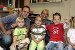 Fijnaart 23 augustus 2005
Christiaan Bauer voor het eerst naar school met broer Jan en Frans Bauer en Mariska
Peter Smulders bv