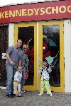 Fijnaart 23 augustus 2005
Christiaan Bauer voor het eerst naar school met broer Jan en Frans Bauer en Mariska
Peter Smulders bv