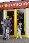 Fijnaart 23 augustus 2005
Christiaan Bauer voor het eerst naar school met broer Jan en Frans Bauer en Mariska
Peter Smulders bv