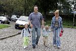 Fijnaart 23 augustus 2005
Christiaan Bauer voor het eerst naar school met broer Jan en Frans Bauer en Mariska
Peter Smulders bv